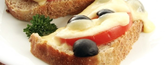 Горячие бутерброды в микроволновке с помидором и маслинами