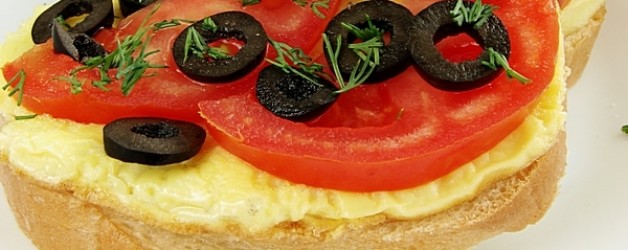 Вкусные бутерброды с маслинами и омлетом