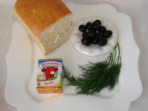 Рецепт кростини с мягким сыром и маслинами