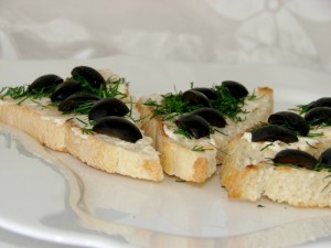 Рецепт кростини с мягким сыром и маслинами