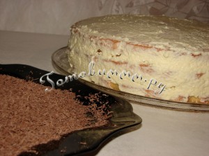 Бисквитный торт с масляным кремом и бананами