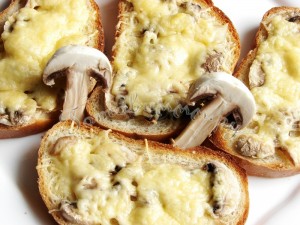 Горячие бутерброды в духовке с грибами