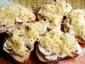Горячие бутерброды в духовке с грибами
