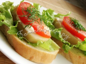 Простые бутерброды с помидорами и картофелем