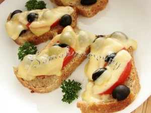 Горячие бутерброды в микроволновке с помидором и маслинами