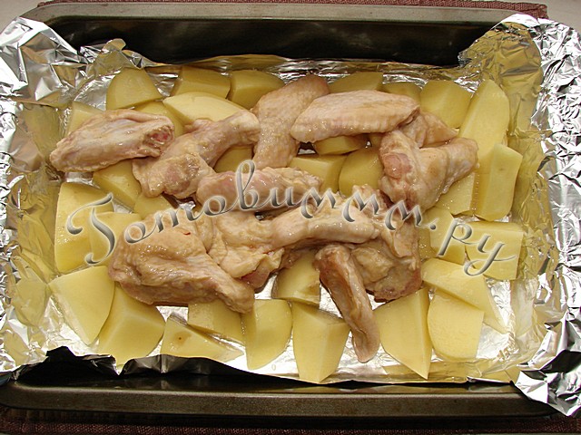 Крылышки в духовке с картошкой