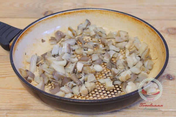 Молодая картошка с грибами в горшочках